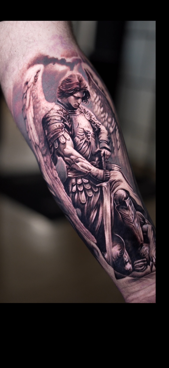 Tatuagem realista de arcanjo