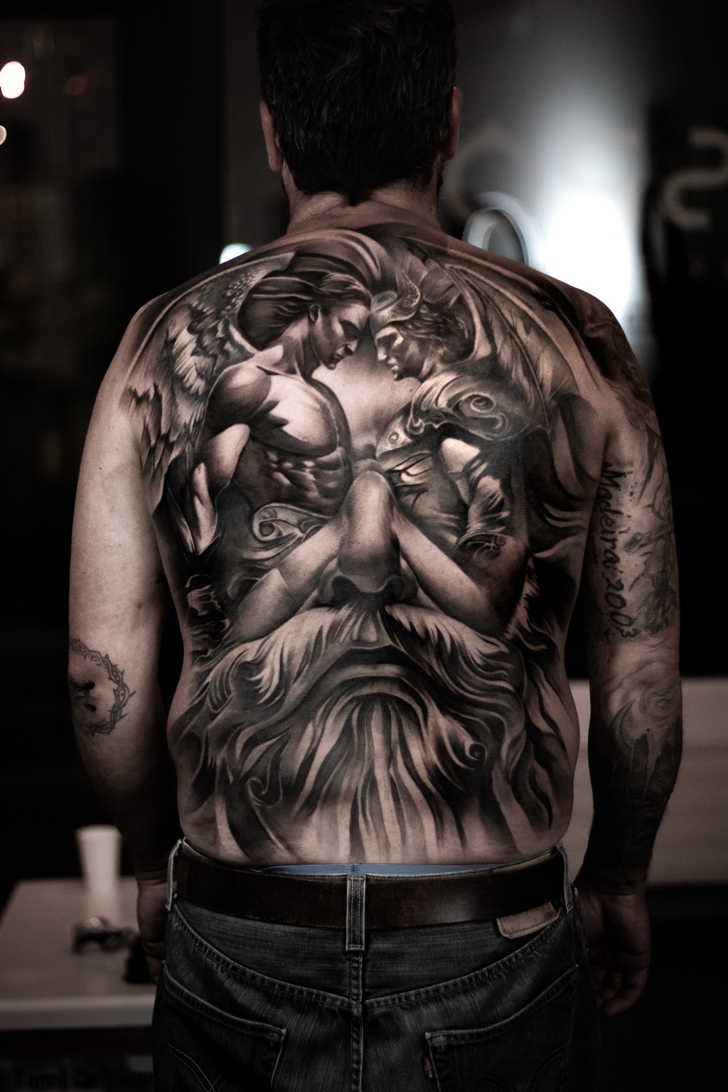 Backpiece de inspiração mitológica em grande escala