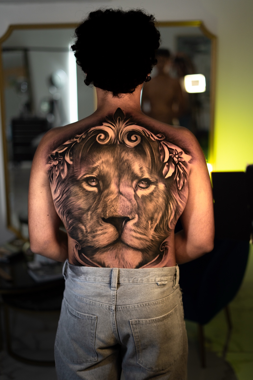 Tatuagem realista de leão nas costas