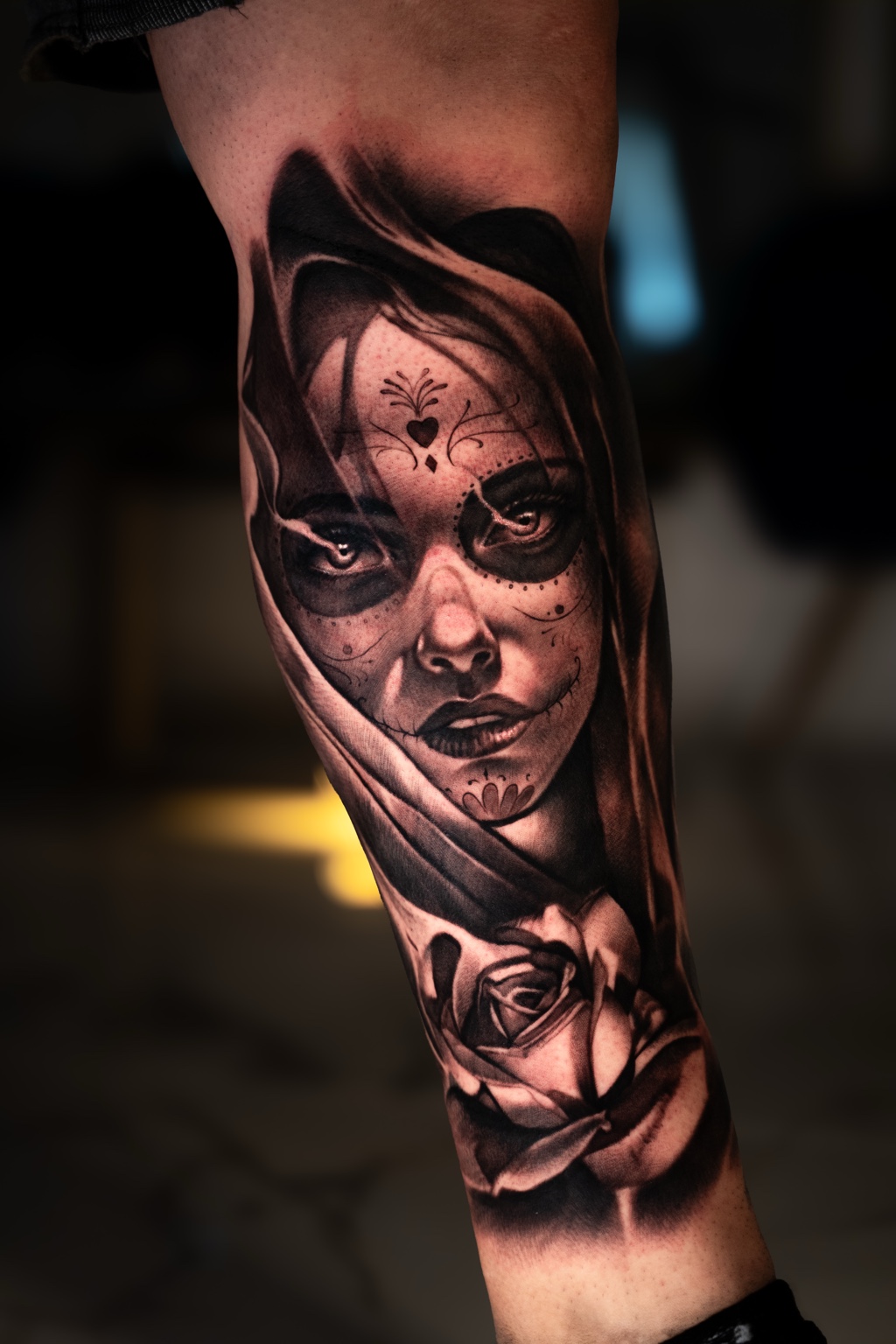 Tatuagem realista de Catrina com rosa em black and grey