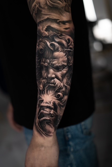 Tatuagem realista de Zeus em black and grey