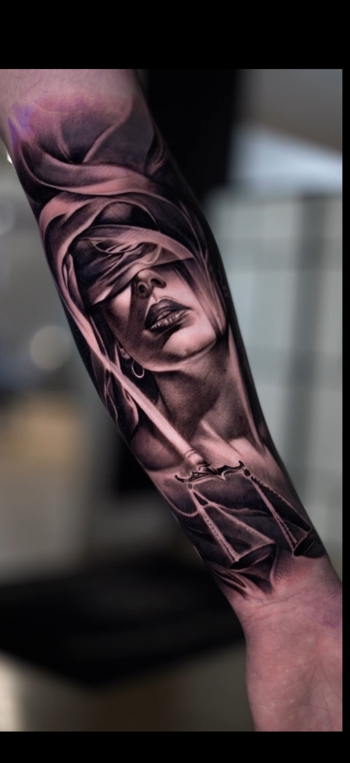 Tatuagem realista da Justiça