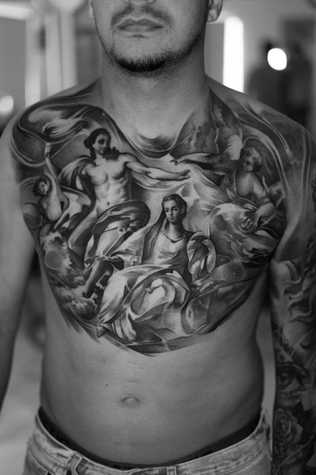 Composição de inspiração clássica tatuada em grande escala no peito