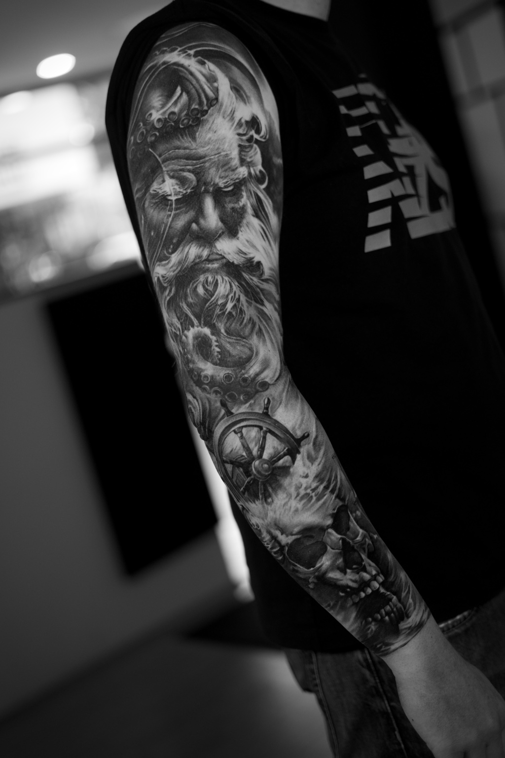 Sleeve náutica realista com marinheiro, polvo, leme e caveira