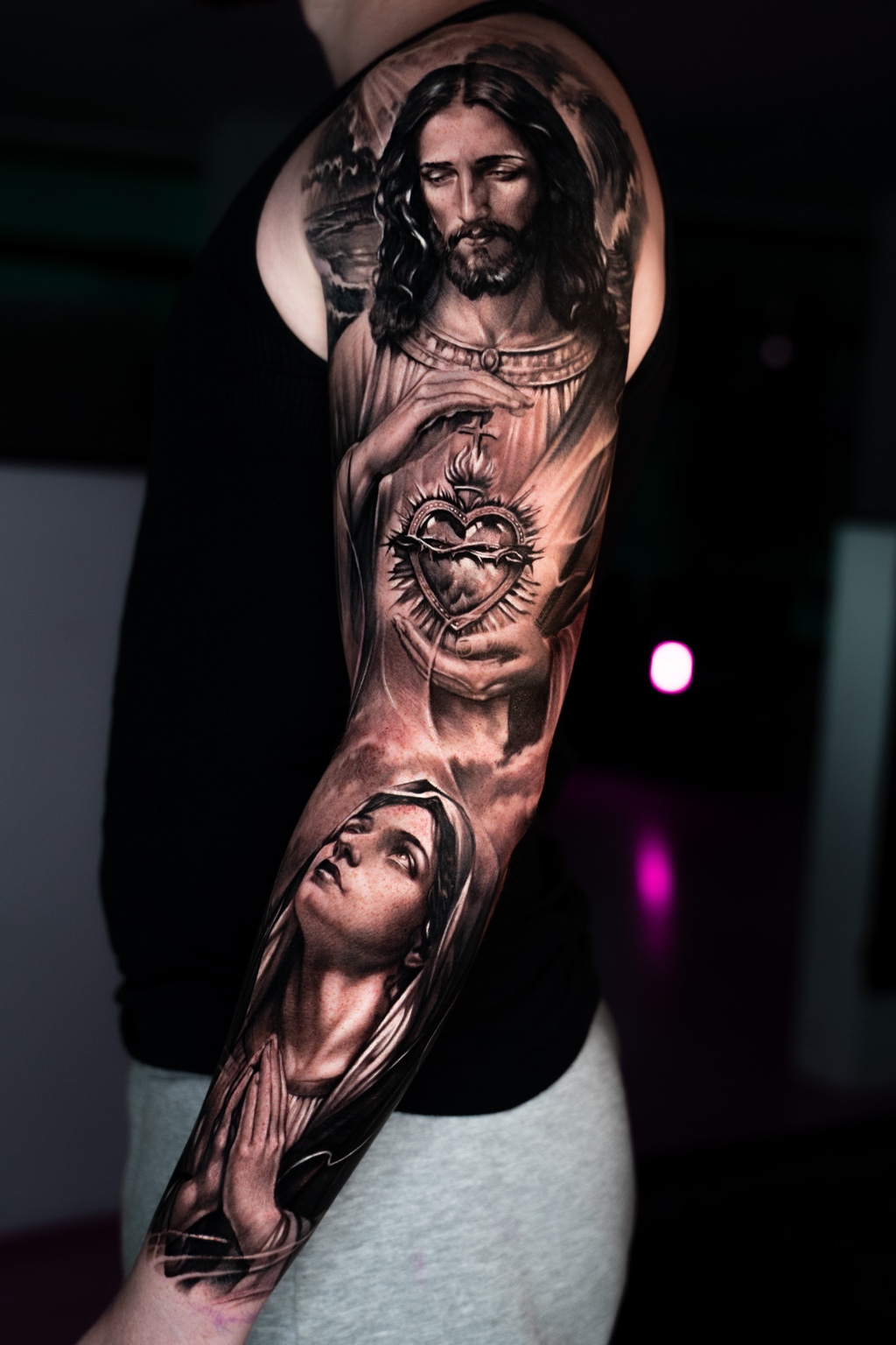 Sleeve religiosa em black and grey com Jesus Cristo e Nossa Senhora